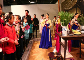 中国青少年在韩国国立民俗博物馆感受“韩国人的一生”